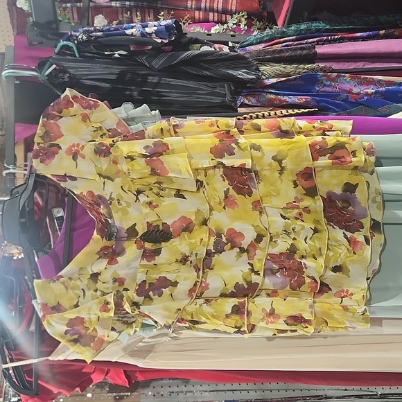 Apt. 9 Tops - Apt 9 yellow floral top with elegant cascading top in size XL
